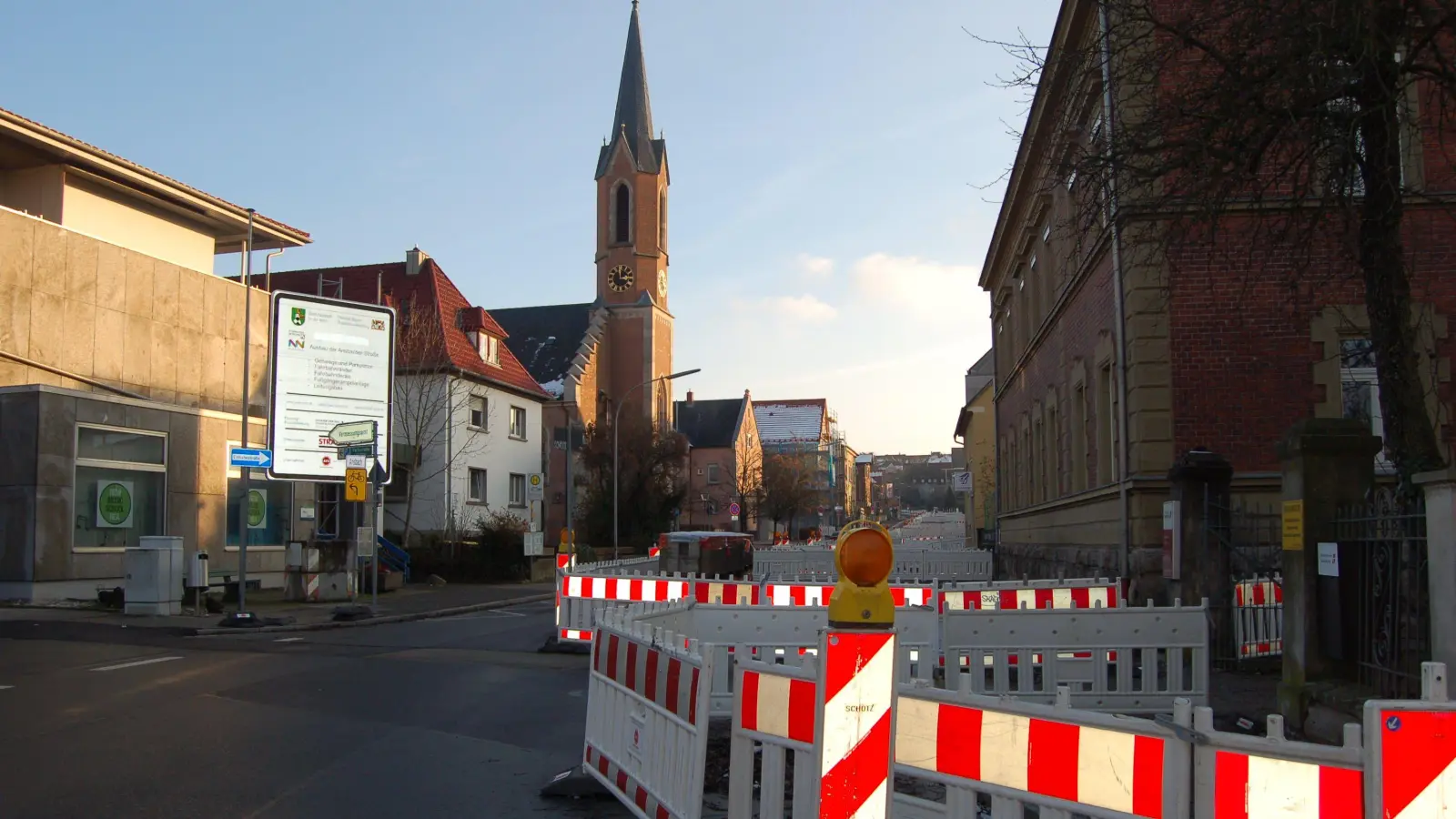 Die Ansbacher Straße ist seit Monaten nur bergauf zu befahren. Diese Einspurigkeit wird nun – entgegen anderslautender Ankündigungen – auch den Winter über bestehen bleiben. (Foto: Christa Frühwald)