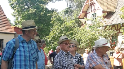 Interessantes zu den Baudenkmälern in Unterampfrach kann der Wanderbeauftragte des Naturparks Frankenhöhe, Markus Tröger (links), seinen Begleitern bei der Tour unter anderem berichten. (Foto: Friedrich Strohmeier)