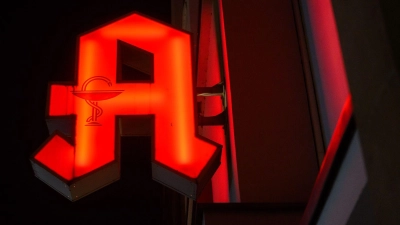 Das Pharmaunternehmen Zentiva hat eine Charge des Medikaments Ibuflam mit dem Wirkstoff Ibuprofen von Großhändlern und Apothekern zurückgerufen. (Symbolbild) (Foto: Julian Stratenschulte/dpa)