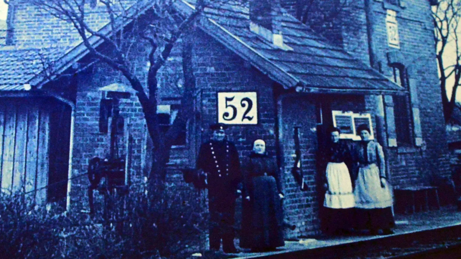 Viele solcher Bahnwärterhäuschen – hier die Hausnummer 52 östlich von Uffenheim – standen früher im Landkreiswesten. Hermann Bertlein aus Oberntief hat im Rahmen seiner Recherchen einige historische Fotos aufgetan und gesammelt. F.: Privatarchiv Hermann (Bertlein/Repro: Johannes Zimmermann)