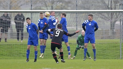 Hier kommt Tom Wassermann (vorne) nicht an der Mauer der SG Wind vorbei. Er erzielte aber das 1:0 und das 2:0 für seine SG Mosbach-Breitenau, die am Ende mit 4:3 die Oberhand behielt. (Foto: Martin Rügner)