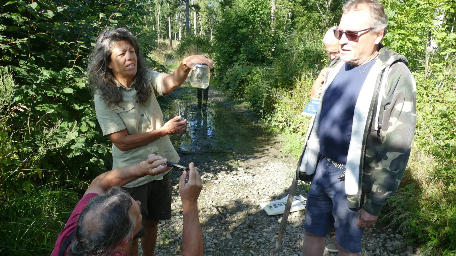 Bei der Exkursion durch die Gräf werden die Lurche genau unter die Lupe genommen. (Foto: Helmut Meixner)