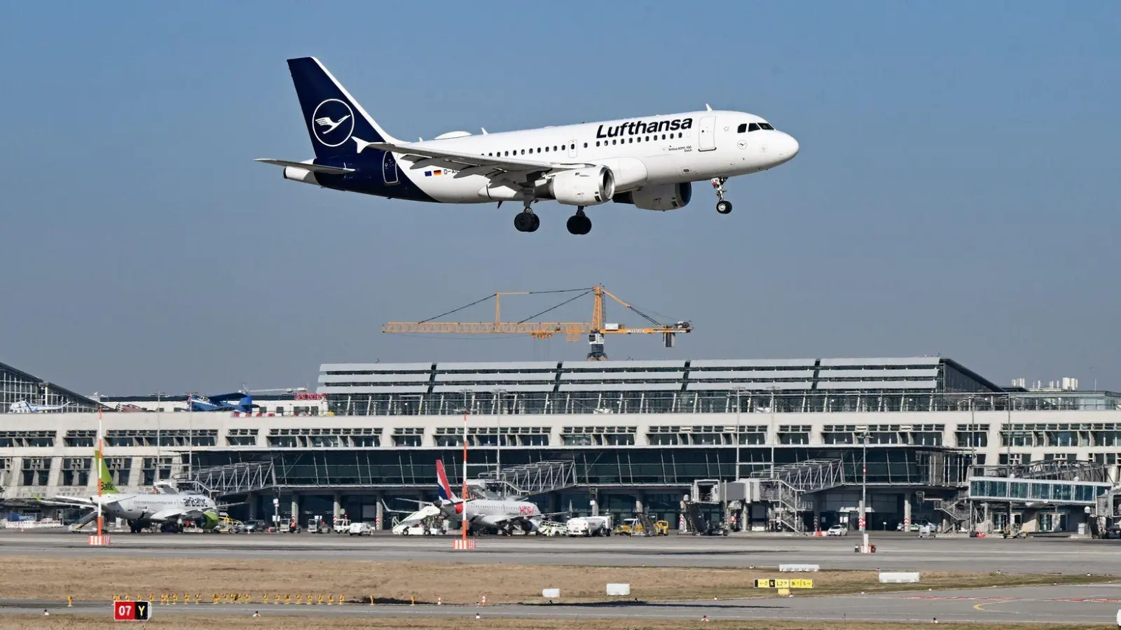 Eine Lufthansa-Maschine musste in Stuttgart zwischenlanden. (Archivbild) (Foto: Bernd Weißbrod/dpa)