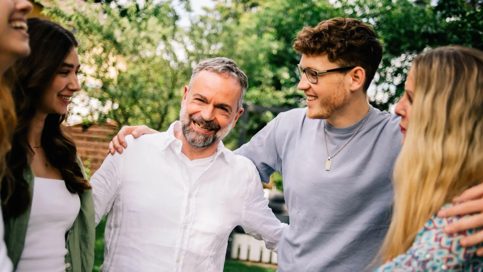 In den eigenen Kreis aufnehmen: Auch Jugendliche brauchen Menschen, die sich um sie kümmern, wenn ihre Herkunftsfamilie es - auch zeitweise - nicht schafft. (Foto: Zacharie Scheurer/dpa-tmn)