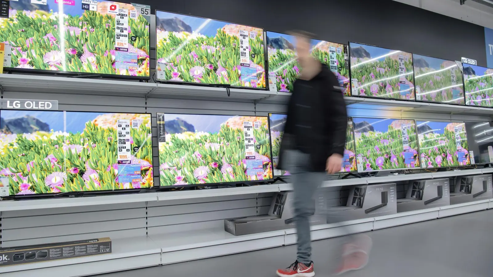 LCD oder OLED? Das ist nur eine von vielen Fragen, die man vor dem TV-Kauf für sich klären sollte. (Foto: Laura Ludwig/dpa-tmn)