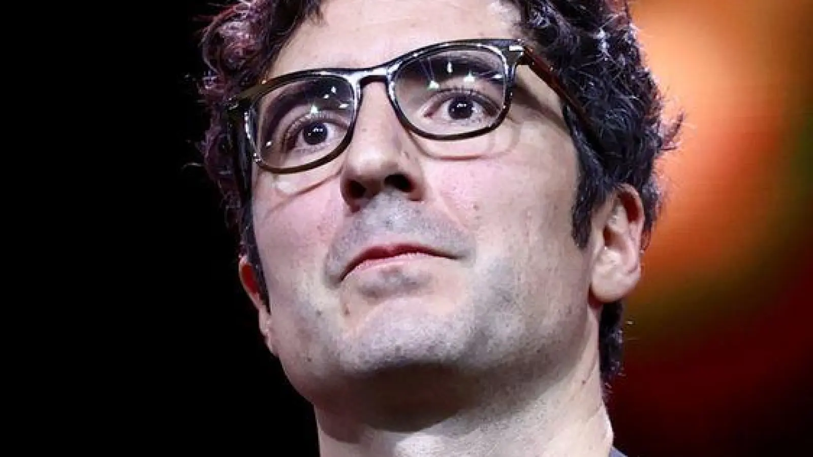 İlker Çatak mit seinem Goldenen Bären. (Foto: Christoph Soeder/dpa)