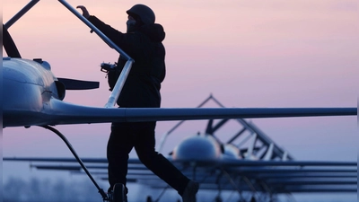 Russland will sich durch die Abschaltung des mobilen Internets an strategisch wichtigen Objekten besser vor ukrainischen Drohnenangriffen schützen. (Archivbild) (Foto: Evgeniy Maloletka/AP/dpa)