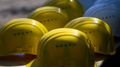 Die Zeitarbeitsfirmen sehen zurzeit besonders unter Druck, wie die Untersuchung von Creditreform zeigt. (Symbolbild) (Foto: Robert Michael/dpa/dpa-tmn)