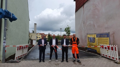 Isarkies-Geschäftsführer Herbert Blaschke, Bürgermeister Jürgen Heckel, Isarkies-Geschäftsführer Christoph Kagerer sowie Stefan Bechert vom Bauhof (von links) weihten gemeinsam den neu gestalteten Altstadtparkplatz in Bad Windsheim ein. (Foto: Anna Franck)