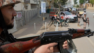 Paramilitärische Soldaten stehen Wache: Die Lage vor den Wahlen in Pakistan mit mehr als 240 Millionen Einwohnern ist angespannt. (Foto: Fareed Khan/AP/dpa)