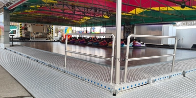 Die Fahrgeschäfte warten bereits auf die Besucherinnen und Besucher. Am Samstag startet das Frühlingsfest am Bad Windsheimer Schießwasen. (Foto: Anna Franck)