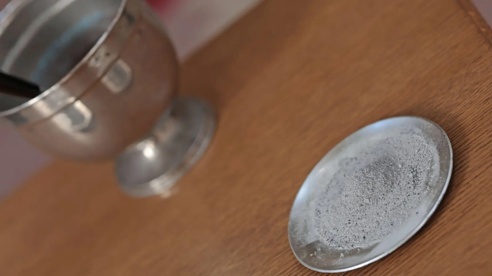 Mit Asche wird ein Kreuz auf die Stirn der Gläubigen aufgezeichnet. (Archivbild) (Foto: Matthias Bein/dpa)