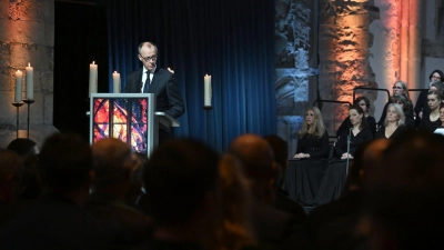 Bundeskanzler Friedrich Merz (CDU) spricht in der Johanniskirche bei der Gedenkveranstaltung für Betroffene und Hinterbliebene ein Jahr nach dem Anschlag auf dem Magdeburger Weihnachtsmarkt. (Foto: Hendrik Schmidt/dpa)