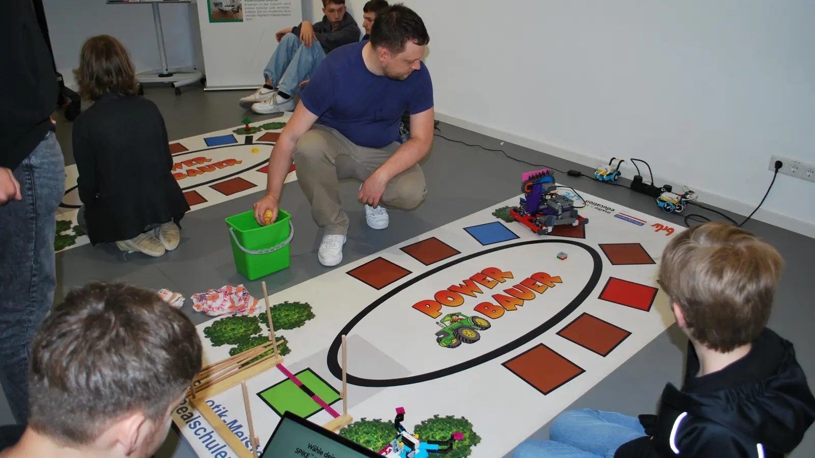 Letzte Testphase, bevor es losgeht: Die teilnehmenden Schülerinnen und Schüler hatten im Vorfeld der mittelfränkischen Meisterschaft tagelang an ihren Robotern gebastelt. (Foto: Astrid Pirner)