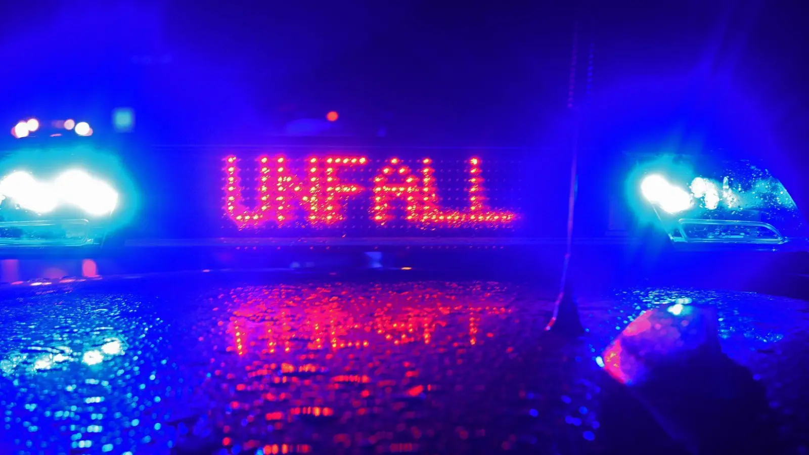 Erst legte ein kleiner Unfall im Baustellenbereich den Verkehr auf der A7 lahm. Dann kam es noch schlimmer. (Foto: Stefan Puchner/dpa)