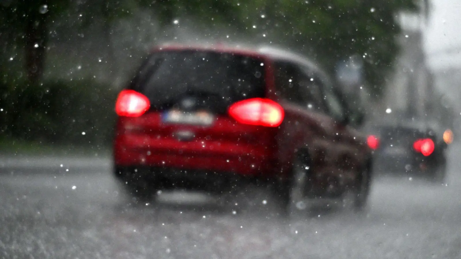 Vorsicht unterwegs: Bei Hagel Tempo drosseln und Warnblinker nutzen. (Foto: Federico Gambarini/dpa/dpa-tmn)