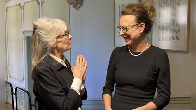 Kuratorin Barbara Bauner (rechts) hat die Ausstellung der Werke von Brigitte Schwacke (links) in die Wege geleitet. (Foto: Nora Heise)