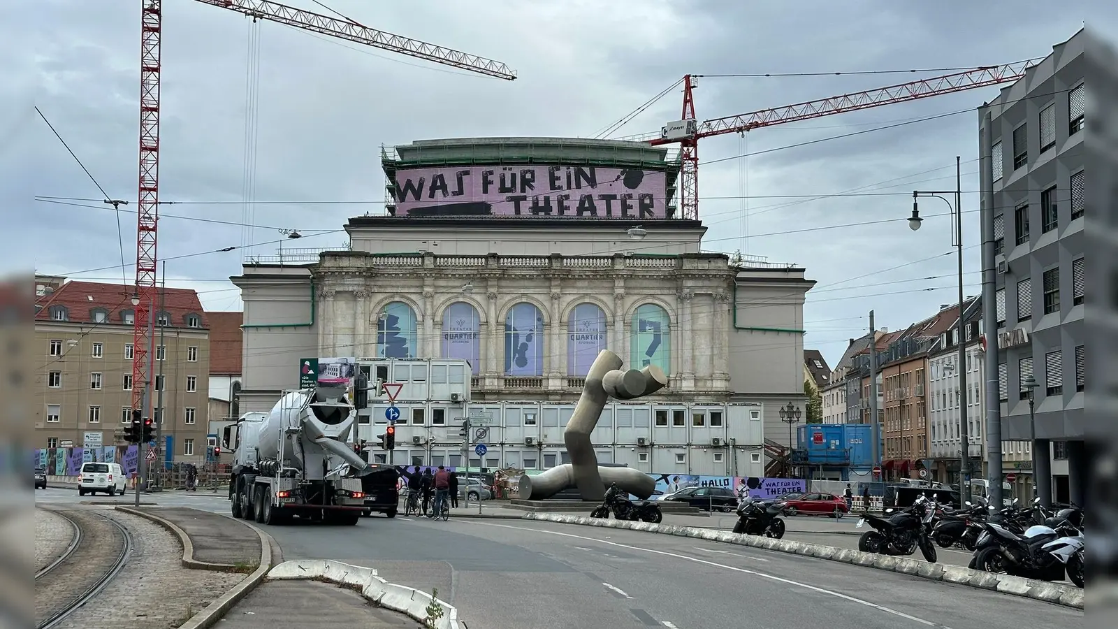 Nach einem vorübergehenden Baustopp kann bei der Sanierung des historischen Augsburger Theaters weitergebaut werden. (Archivbild) (Foto: Ulf Vogler/dpa)