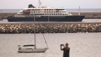 Die „Hondius“ liegt vor Teneriffa. (Foto: Arturo Rodriguez/AP/dpa)