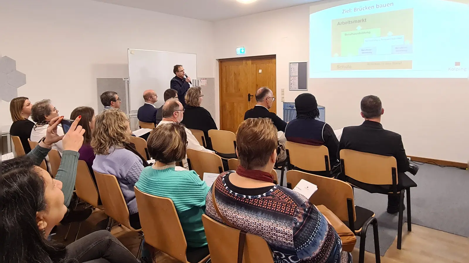 Stefan Bothe erläuterte den Gästen die Aufgaben und Ziele im Kolping-Bildungszentrum. (Foto: Margit Schwandt)
