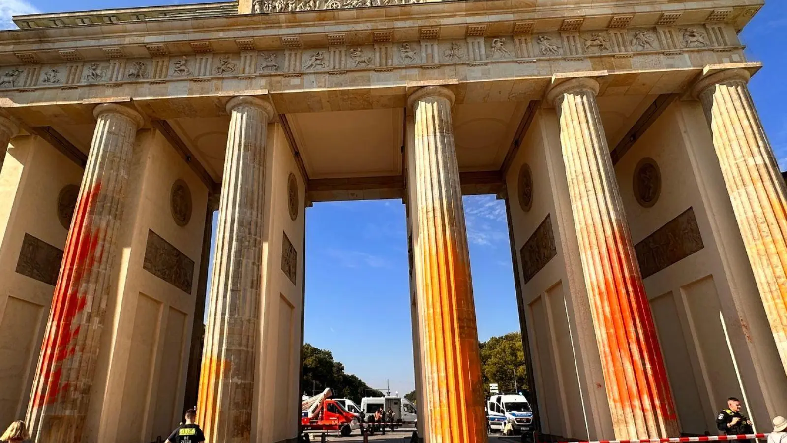 Mitglieder der Letzten Generation besprühten das Brandenburger Tor in Berlin im September vergangenen Jahres mit Farbe. (Foto: Paul Zinken/dpa)