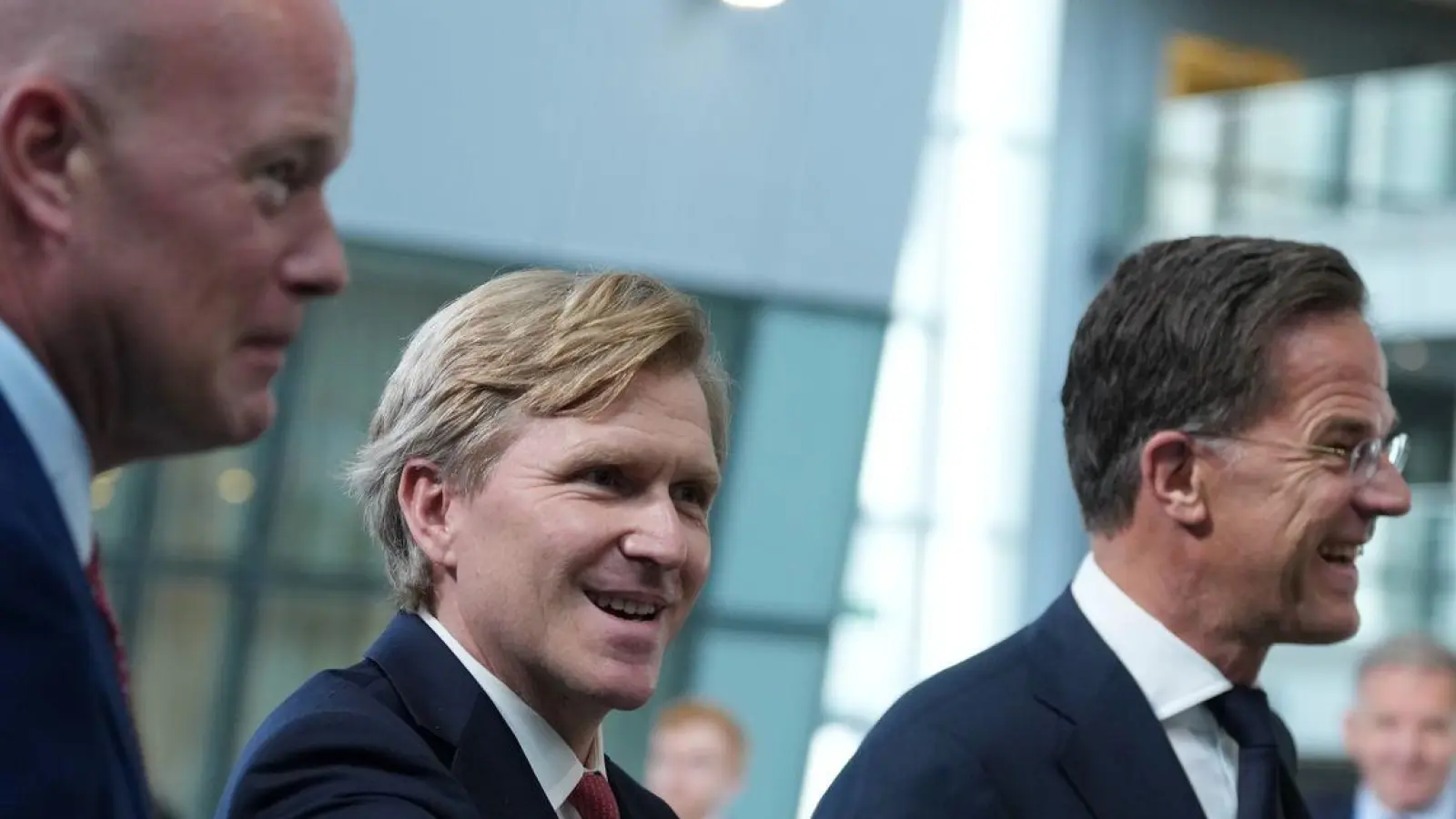 US-Verteidigungsstaatssekretär Elbridge Colby traf in Brüssel unter anderem Nato-Generalsekretär Mark Rutte (r) und US-Nato-Botschafter Matthew Whitaker. (Foto: Virginia Mayo/AP/dpa)