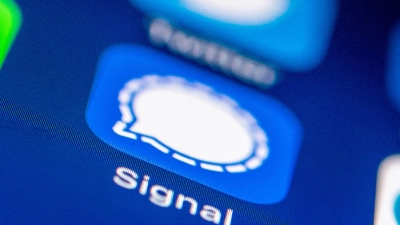 Praktische Funktion: Signal erlaubt jetzt das Fixieren von bis zu drei Nachrichten in Einzel- oder Gruppenchats. (Foto: Zacharie Scheurer/dpa-tmn)