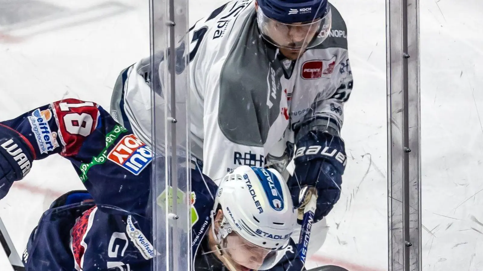 Berlins Jonas Müller (l) kämpft gegen Nicolas Mattinen von Straubing Tigers (r) um den Puck. (Foto: Andreas Gora/dpa/Archivbild)