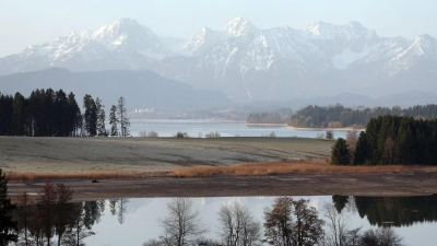 Frühling im Tal, Winter am Berg: Ab 1.800 Metern herrscht in den Alpen noch eine geschlossene Schneedecke. (Foto: Karl-Josef Hildenbrand/dpa/dpa-tmn)