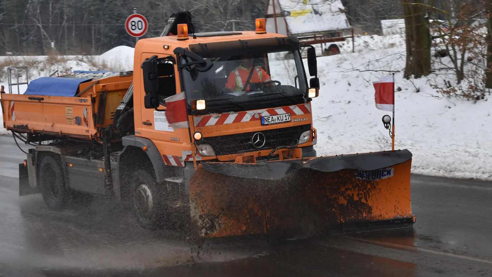 Die Winterdienste, ob vom Staatlichen Bauamt, vom Landkreis oder den Kommunen, hatten heuer zahlreiche Einsätze. Unser Foto stammt aus Neustadt. (Foto: Ute Niephaus)