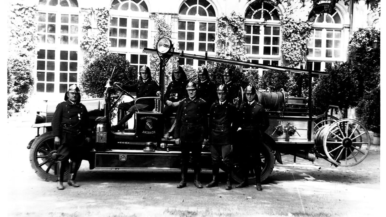 Stolz präsentieren sich auf dieser Aufnahme aus dem Jahr 1926 die Ansbacher Feuerwehrleute vor der Orangerie. Offen bleibt, ob es sich bei dem Spritzenwagen auf dem Foto um das Modell aus Königsberg oder um die Spritze aus Ulm handelt. (Repro: Stadtarchiv Ansbach)