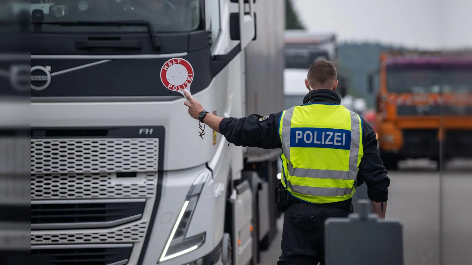 Laut einer Analyse des Kreditversicherers Allianz Trade könnten die temporären Grenzkontrollen zu Einbußen beim Bruttoinlandsprodukt in Höhe von bis zu 11,5 Milliarden Euro führen. (Foto: Harald Tittel/dpa)