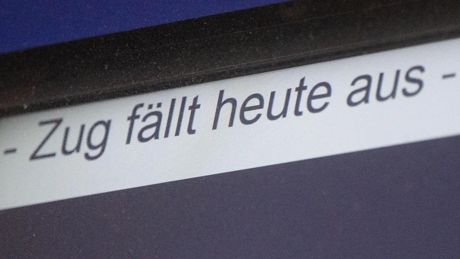 Eine Anzeige weist auf einen Zugausfall hin. (Foto: Marijan Murat/dpa/Symbolbild)