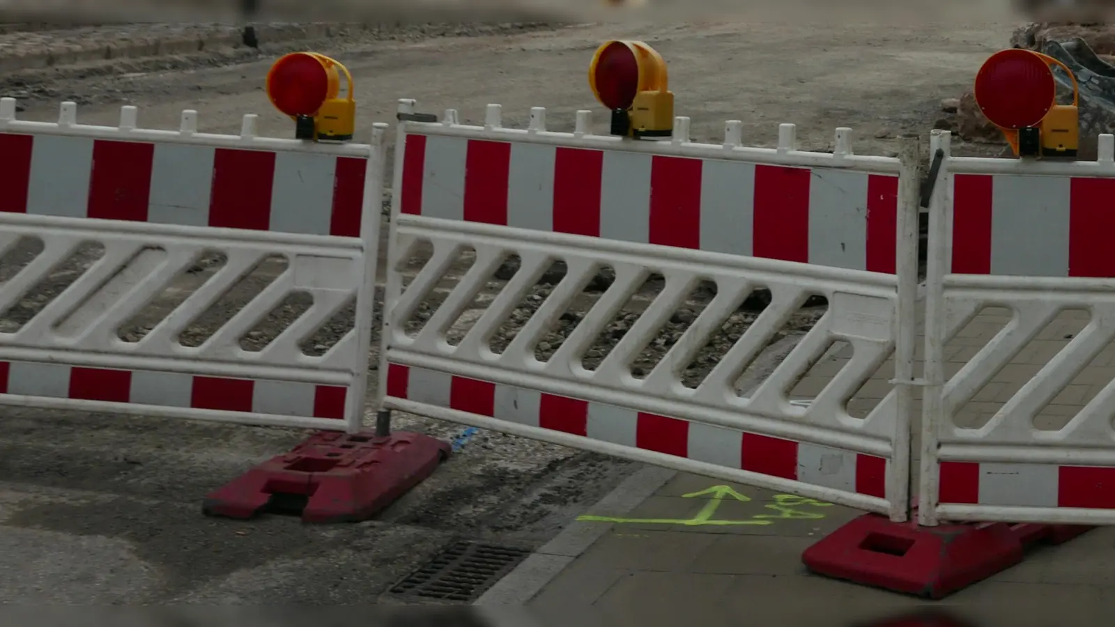 Kein Durchkommen gibt es derzeit an der Brühl-Kreuzung in Dinkelsbühl. Jetzt steht das Asphaltieren der Fahrbahn zwischen Sparkassen-Kreisel und der Baustelle des neuen Brühl-Kreisels bevor. (Foto: Roman Kocholl)