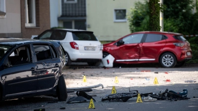 Ein Fahrrad und ein verlorener Schuh liegen auf der Fahrbahn - zwei Kinder sterben bei einem tragischen Unfall. (Foto: Fabian Strauch/dpa)