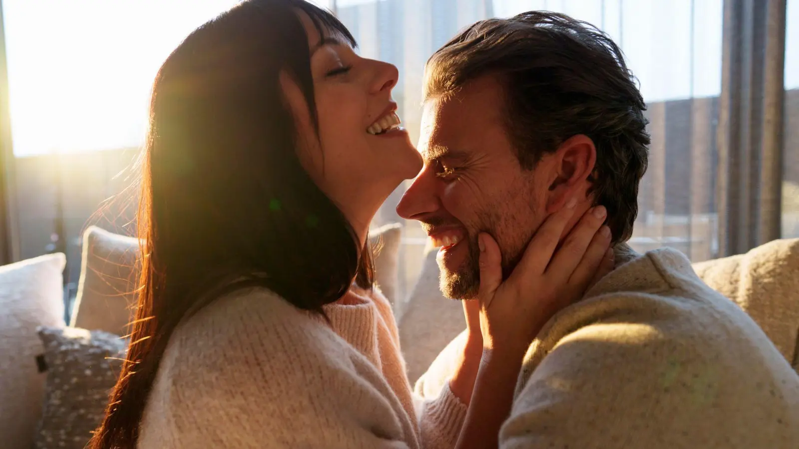 Zärtlichkeit als Zeichen der Liebe: Der Austausch über Love Languages kann Paaren dabei helfen, über Bedürfnisse zu sprechen und ihre Bindung zu stärken.  (Foto: Joseffson/Westend61/dpa-tmn)