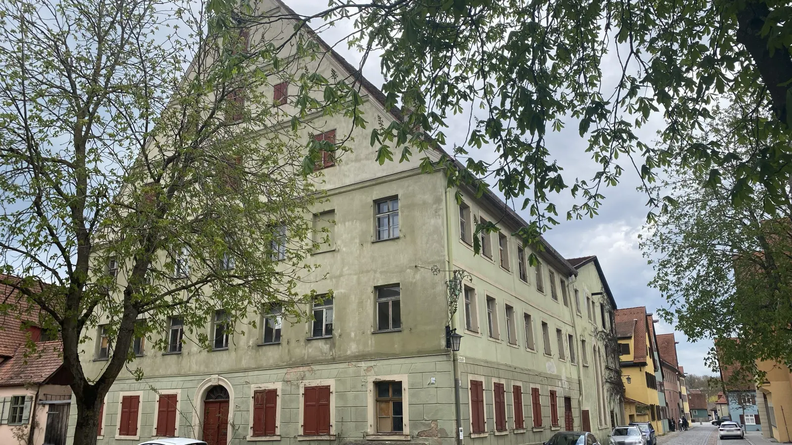 Die ehemalige Brauereigaststätte wird saniert und soll künftig 21 Wohnungen beherbergen.  (Foto: Lisa-Maria Liebing)