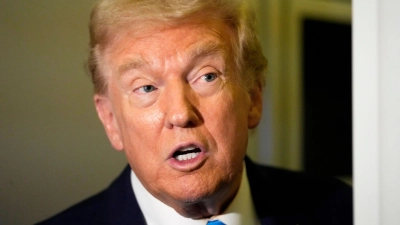 Trump droht der Regierung Nigerias.  (Foto: Mark Schiefelbein/AP/dpa)