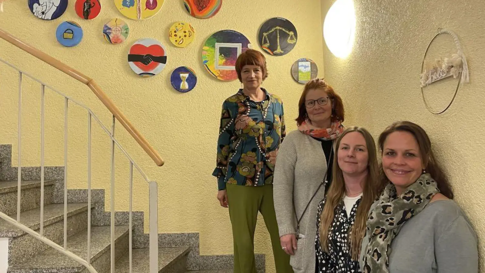 Ulrike Ammel, Gesamtleiterin des Domiziels, Katharina Eichholz, Pädagogin und Leiterin des Projekts, Christina Seifert, Sozialpädagogin, und Nikola Papert, Sozialpädagogin (von links), begleiteten die jungen Erwachsenen bei der Themenfindung und Umsetzung des Projekts. (Foto: Mara Stingl)