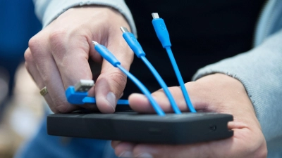 Adapter ade dank EU: Verbraucherinnen und Verbraucher benötigen zum Laden von Akkugeräten bald wohl nur noch USB-C-Kabel (zweites von rechts). (Foto: Franziska Gabbert/dpa-tmn)