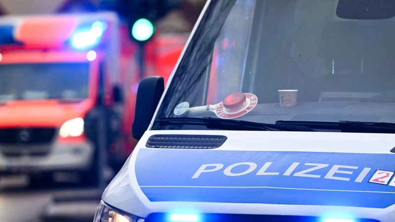 Rettungsdienst und Polizei wurden wegen eines vermeintlichen Notfalls im Landkreis Ansbach alarmiert. Vor Ort stellte sich die Einsatzlage als Lüge dar. (Symbolbild: Jens Kalaene/dpa)