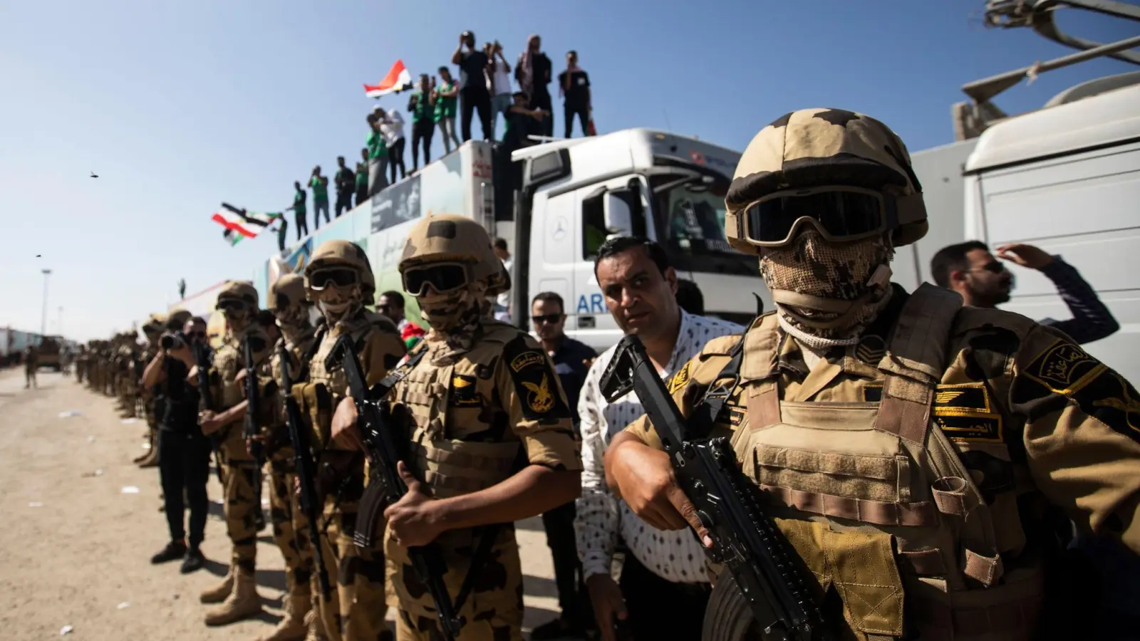 Soldaten der ägyptischen Armee stehen am Grenzübergang Rafah zwischen Ägypten und dem Gaza-Streifen. (Foto: Gehad Hamdy/dpa)