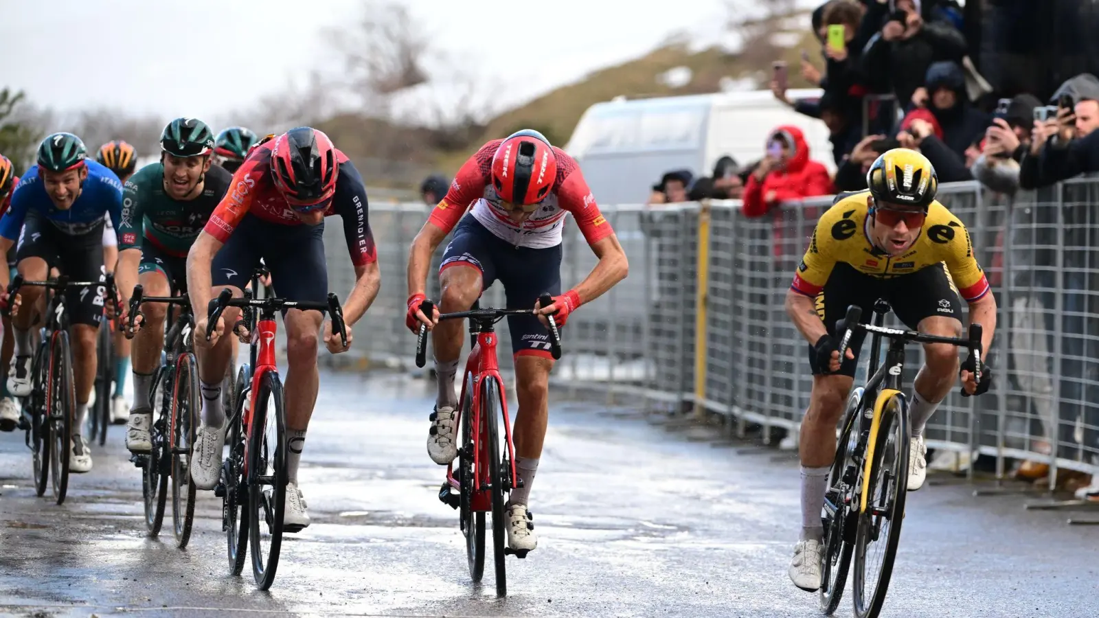 Primoz Roglic (r) sicherte sich mit seinem zweiten Tagessieg die Führung in der Gesamtwertung. (Foto: Dirk Waem/Belga/dpa)