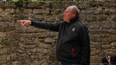 Noch wird geprobt: Jürgen Eick, der künstlerische Leiter des Toppler-Theaters, inszeniert in Rothenburg eine Bühnenfassung des Bestsellers „Achtsam morden”.  (Foto: Elke Walter)