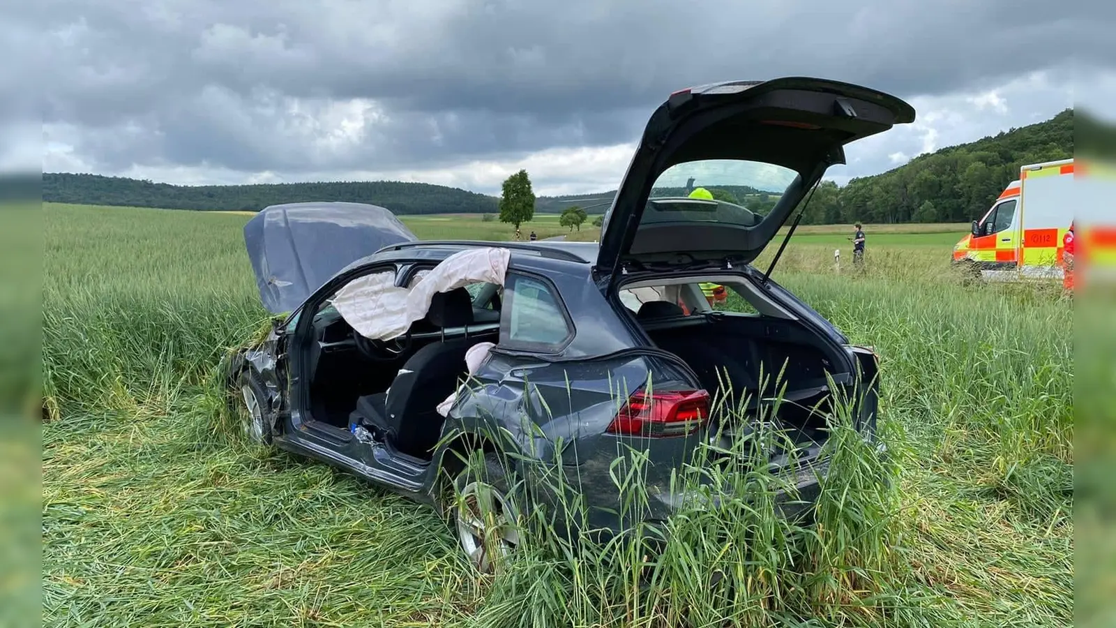 Stark ramponiert landete der Wagen des 43-Jährigen in einem Acker neben der Straße. (Foto: Feuerwehr Scheinfeld)