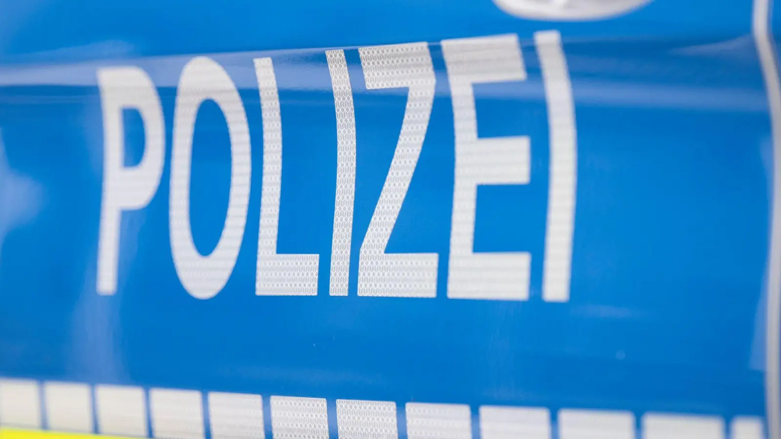 Ein Autofahrer soll seinen Unfall live im Steam ins Netz übertragen haben.(Symbolbild)  (Foto: Boris Roessler/dpa)