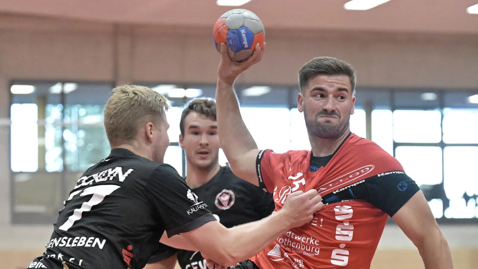 Bei der Vorbereitung für die neue Saison mussten Nedim Jasarevic (rot), hier beim Spiel gegen den TV 1861 Erlangen-Bruck, und Nikola Stojanov verletzungsbedingt aussetzen. Dadurch sei die Vorbereitungsphase ziemlich beeinflusst gewesen. (Foto: Martin Rügner)