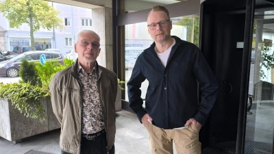 Klaus Drese (links) und Markus Mooser (rechts) stellten die Vorschläge des Kreisverbands Ansbach-Stadt der Freien Wähler zur Zukunft des Klinikverbunds ANregiomed vor. (Foto: Thomas Schaller)
