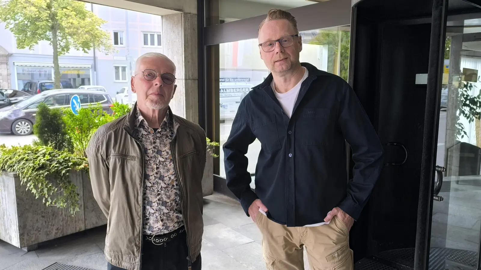Klaus Drese (links) und Markus Mooser (rechts) stellten die Vorschläge des Kreisverbands Ansbach-Stadt der Freien Wähler zur Zukunft des Klinikverbunds ANregiomed vor. (Foto: Thomas Schaller)
