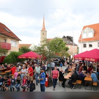 Traditionell findet das Bürgerfest der Gemeinde Sachsen im Bereich der Hauptstraße statt, so wie hier bei der Veranstaltung im Juli 2022. (Archivbild: Alexander Biernoth)